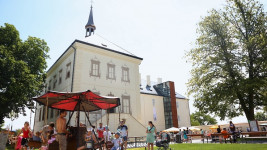 Svijany Areál Zámku Svijany nabízí návštěvníkům atrakce pro děti i tradiční jarmark. small